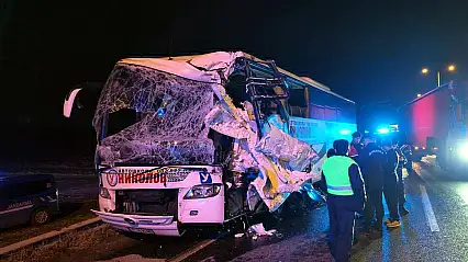 Tur otobüsüyle tır çarpıştı: 10 kişi yaralandı