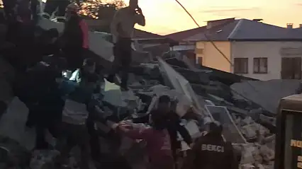 Üç katlı bina çöktü! Bir kişiden acı haber geldi