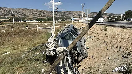 Virajı alamayan araç refüje devrildi: 1'i ağır 3 yaralı!