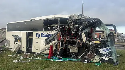Yolcu otobüsü bariyere ve tabelaya çarptı: 5'i ağır 15 yaralı