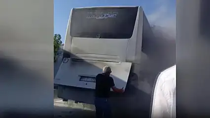 Yolda giderken bir anda alevler yükseldi! Otobüste korku dolu anlar...