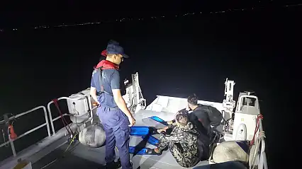Yunan adasına yüzerek geçmeye çalışan göçmenler yakalandı