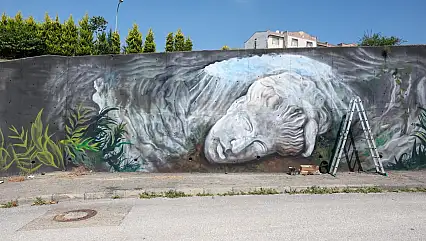 Apollon heykeli bu kez grafitiyle konuştu
