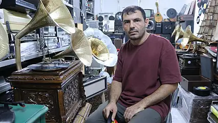 Asırlık gramofonları hayata döndürerek geçmişin sesini geleceğe taşıyor