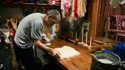Konya'nın yünü ellerinde sanata dönüşüyor: 100 yıllık keçe geleneği yaşıyor!