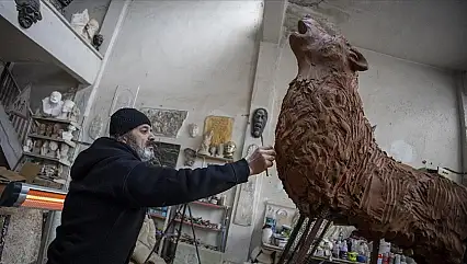 Miras aldığı ilhamı taşa kazıdı