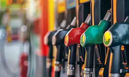 Benzin ve motorinde beklenen zam rafa kaldırıldı!
