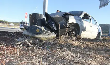 Konya'da otomobil direğe çarptı: Yaralılar var!