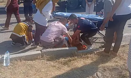 Konya'da refüje çarpan araç savruldu! 4 yaralı