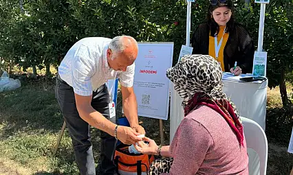 Konya'da sağlık ekipleri elma bahçelerine indi! İşçiler tek tek ziyaret edildi