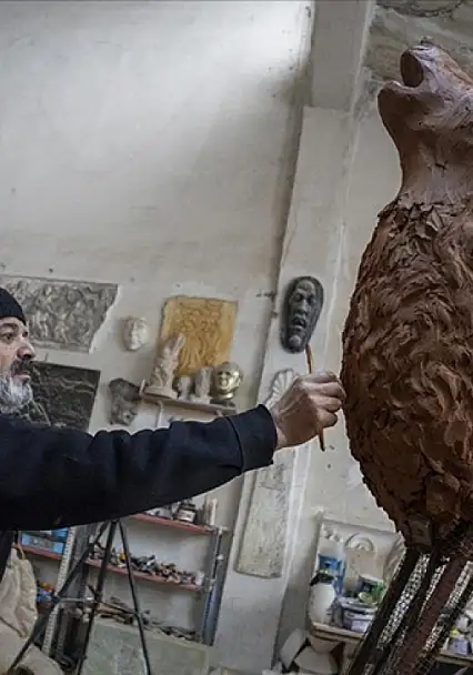 Miras aldığı ilhamı taşa kazıdı