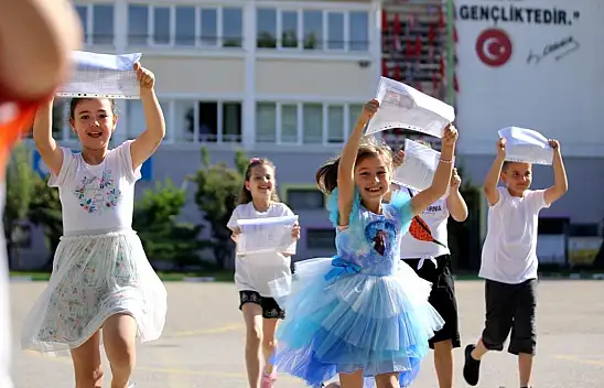 18 milyon öğrenci karne heyecanı yaşıyor
