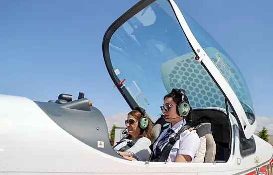 Annesini kokpite aldı! Konya'da mezuniyet uçuşunda duygu dolu anlar