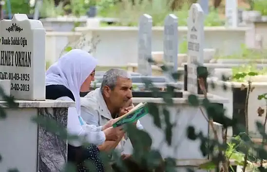 Arefe günü kabir ziyareti yapanlar dikkat! Konya İl Müftülüğü İslam geleneğindeki o ince çizgiyi hatırlattı?