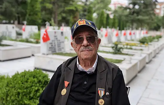 Babasından kalan o mirası göğsünde taşıyor! Tren kazanına sandalye atarak gittikleri savaşı böyle anlattı...