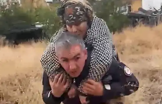 Bakan Çiftçi'den sırtında yaşlı kadını taşıyan polise övgü: Milletimizin gönlüne dokundu!