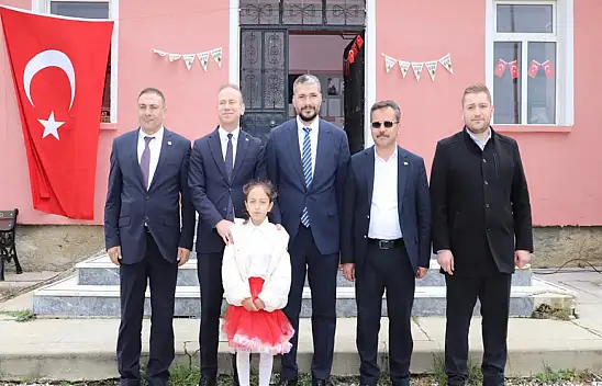 Bir öğretmen, bir öğrenci, bir millet: Konya'da yürekleri ısıtan 23 Nisan tablosu!