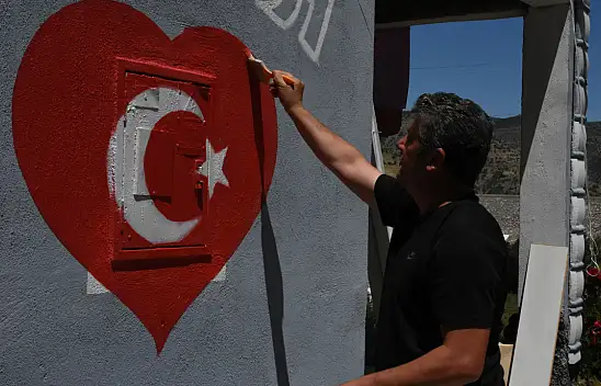 Böyle muhtar baş tacı edilir! Konya'daki mahalle duvarlarını ay yıldızla donattı