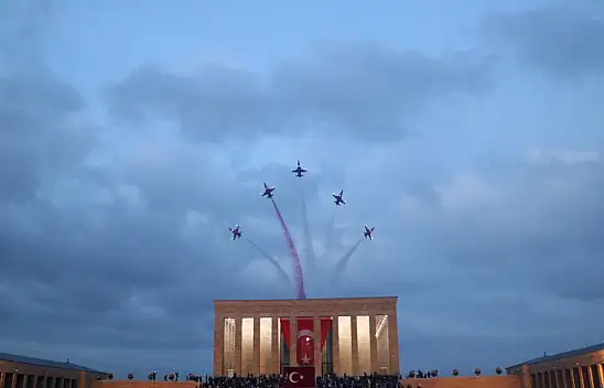 Cumhuriyet Bayramı'nda Türk Yıldızları'ndan Anıtkabir'de saygı uçuşu