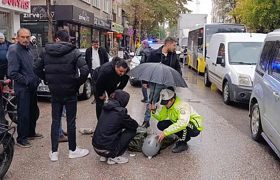 İçişleri Bakanı Çiftçi'den yaralı ıslanmasın diye şemsiye tutan trafik polisine teşekkür