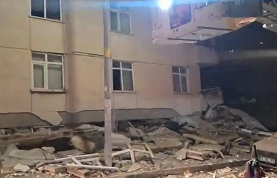 İstanbul'da 6 katlı bina çöktü arama kurtarma çalışması sürüyor