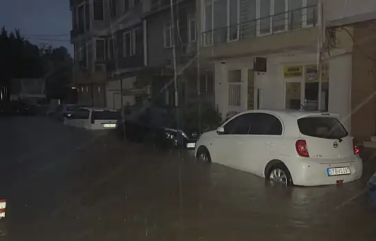İstanbul sağanak hayatı olumsuz etkiledi: Araçlar suya gömüldü, evleri su bastı!