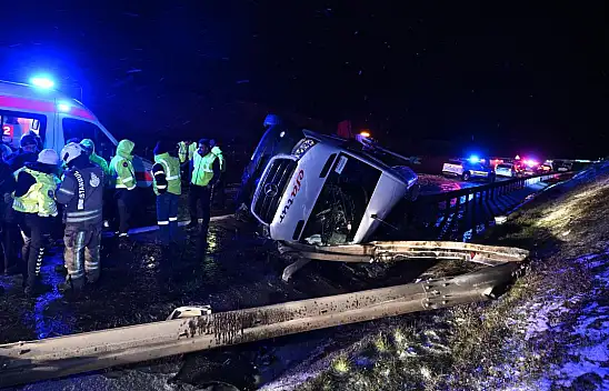 Kaygan yolda kontrolden çıkan minibüs devrildi! 11 yaralı var