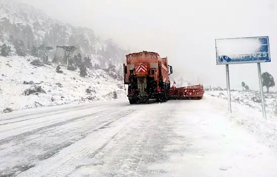 Konya-Antalya yolunda kar nöbeti: Ekipler teyakkuzda!