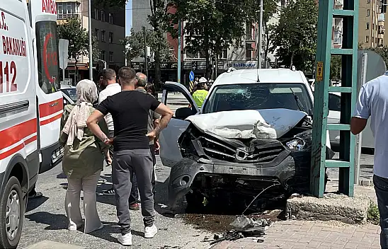Konya'da 2 araç önce çarpıştı sonra direğe savruldu: 6 yaralı!