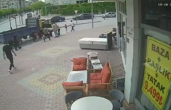 Konya'da 4 kişi bir bisiklete bindi: Kamyonetin altında kaldılar...