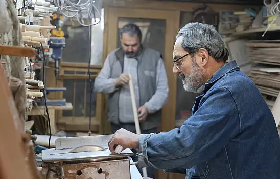 Konya'da ahşaba bir ömür veren baba-oğul zamana direniyor!