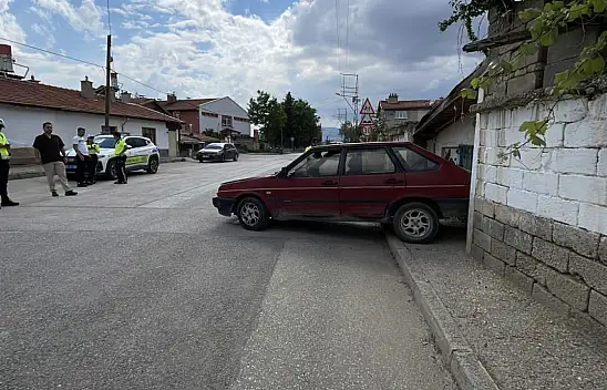 Konya'da akıl almaz olay: Polisten kaçarken evin duvarına tosladı!