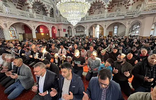 Konya'da bayram namazında camiler doldu taştı