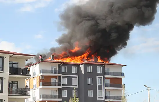 Konya'da binanın çatısında feci yangın! Usta alevlerin ortasında kaldı!