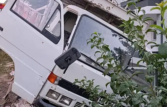 Konya'da can pazarı: Araç ile demir korkuluklar arasında sıkıştı!