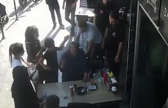 Konya'da dehşet anları kamerada! Boğazına yiyecek kaçan kadın böyle kurtarıldı