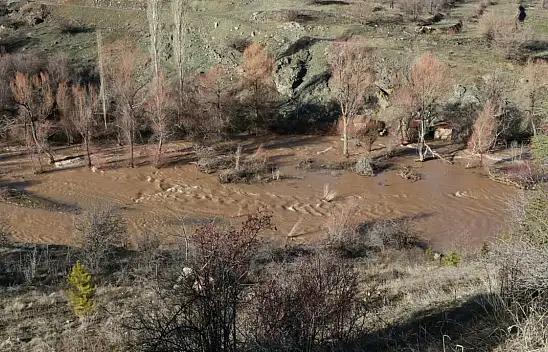 Konya'da dere yataklarına yakın olanlar dikkat! Yağışlar nehri taşırdı!