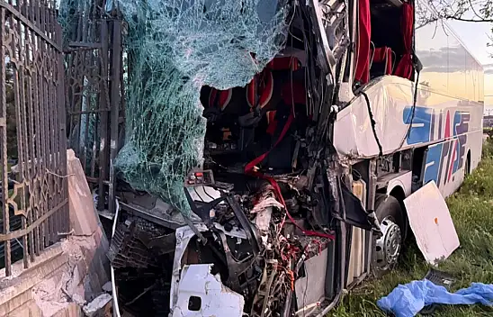 Son Dakika! Konya'da feci kaza! Yolcu otobüsü, TIR'a çarptı: 1 ölü, 8 yaralı!