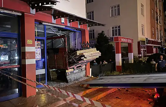Konya'da gece yarısı büyük panik! Kamyon markete girdi, ortalık savaş alanına döndü