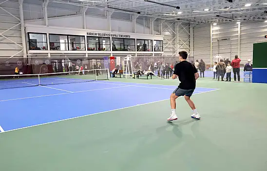 Konya'da genç raketler kupa için yarıştı