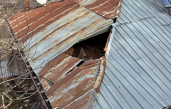 Konya'da gökten kaya yağdı! Dev kütle evin çatısını deldi geçti!