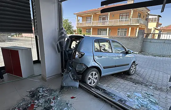 Konya'da inanılmaz kaza: Önce park halindeki araçlara çarptı sonra iş yerine daldı!