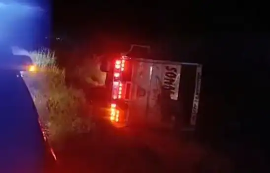 Konya'da kamyon şarampole devrildi: 2 yaralı