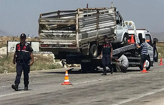 Konya'da kamyonetler çarpıştı: 2 yaralı!