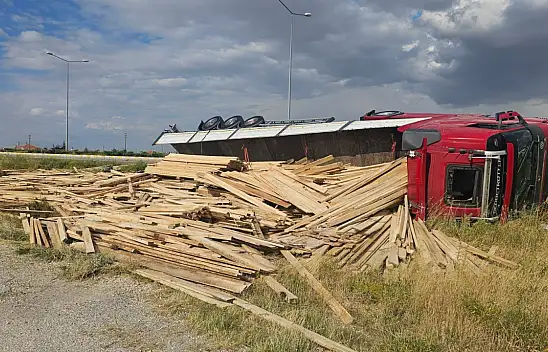 Konya'da kereste yüklü tır devrildi: 1 yaralı