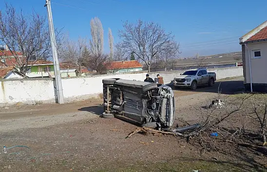 Konya'da kontrolden çıkan kamyonet devrildi