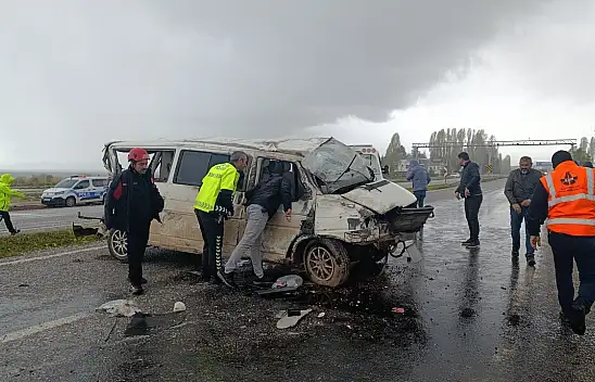 Konya'da kontrolden çıkan minibüs devrildi! Sürücü hastaneye kaldırıldı