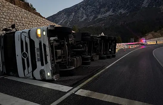 Konya'da korku dolu anlar! Demirkapı Tüneli girişinde tır yan yattı