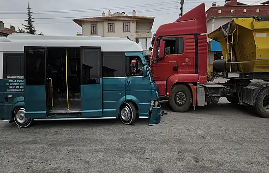 Konya'da korkunç kaza! Hafriyat kamyonu ile yolcu minibüsü çarpıştı