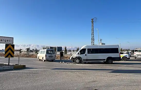 Konya'da korkunç kaza! Okul servisi ile kamyonet çarpıştı!